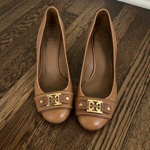 Tory Burch Women's 9 Tan Leather Wedge Heel Shoes Gold Hardware Designer